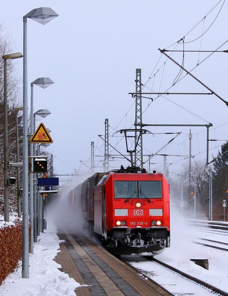 DBS/RSC 185 335-4 rauscht hier mit dem 40576 durch Schleswig. 10.03.2013