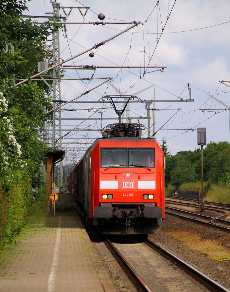 DBS/RSC EG 3106 hat den EZ 44733 am Haken und rauscht hier durch Jübek. 13.06.2014