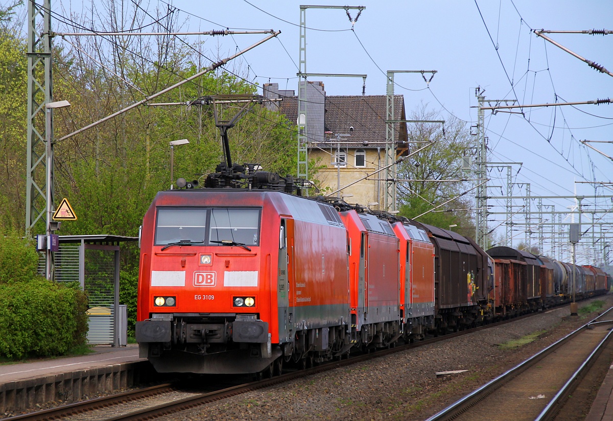 DBS/RSC EG 3109 mit dem EZ 44733 und 0185 325-5 und 321-4 im Schlepp rauscht hier durch Jübek. 25.04.2014