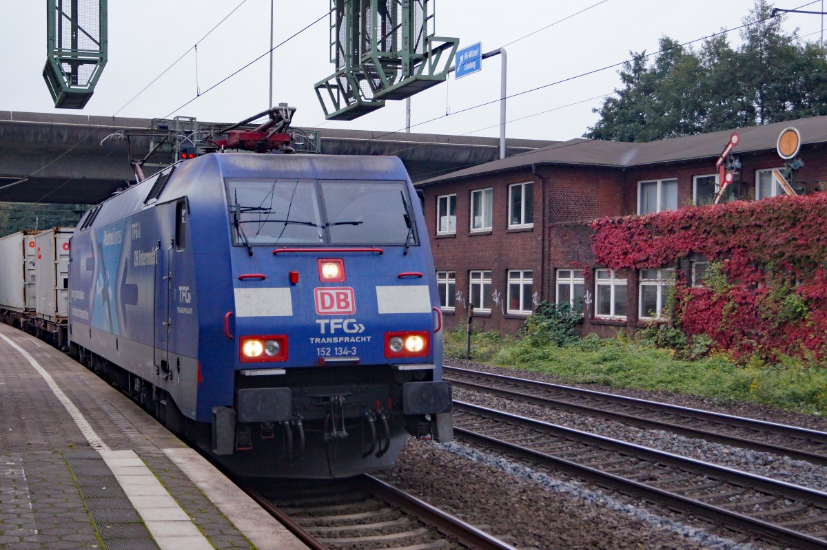 DB/TFG: Die schönen blauen Albatross-Express-Lokomotiven fahren leider auch auf anderen Bahnhöfen auf dem falschen Geleise beim Fotografieren. So die 152 134-3 am 14. Oktober 2015 in HAMBURG HARBURG.
Foto: Walter Ruetsch 