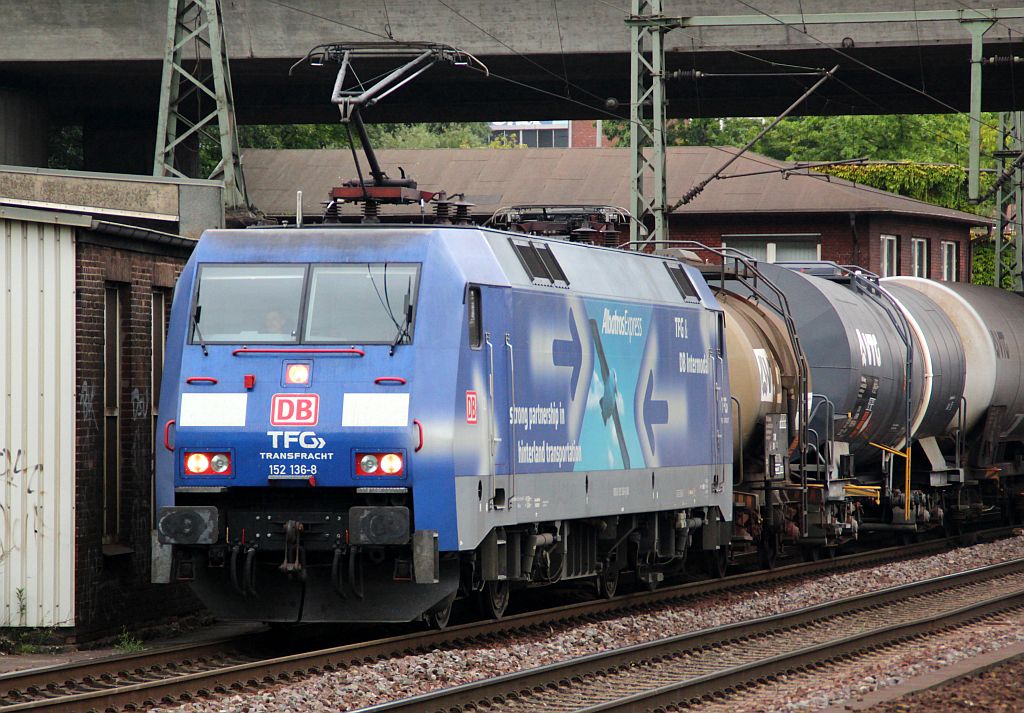 DB/TFG Transfracht 152 136-8 fährt mit einem Öler durch Hamburg-Harburg. 07.09.2012