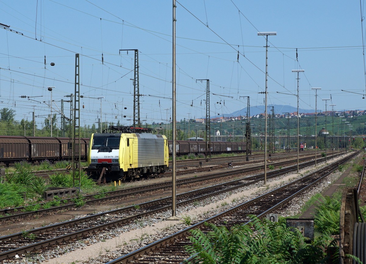 DB/Weilam Rhein: Alleine auf weiter Flur wartete die gelbe ES 64 F4-206 am 7. August 2015 in Weil am Rhein vor der Kulisse von Haltingen auf ihren nchsten Einsatz.
Foto: Walter Ruetsch