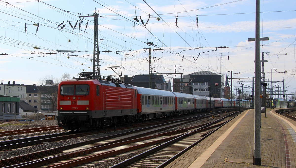 DB/WFL 112 105-2 fährt hier mit dem D 304 nach Malmö Central an Haken durch Neumünster 19.03.2023 