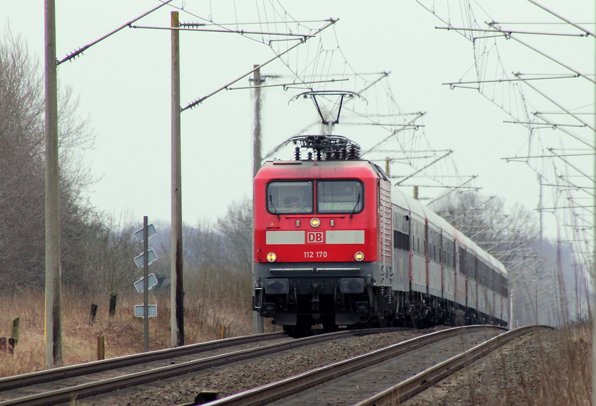 DB/WFL 112 170-6 mit dem D 304 aus Innsbruck kurz vor der Einfahrt in den dänischen Grenzbahnhof Pattburg/DK aufgenommen in Harrislee. 12.03.2023 II (Tele)