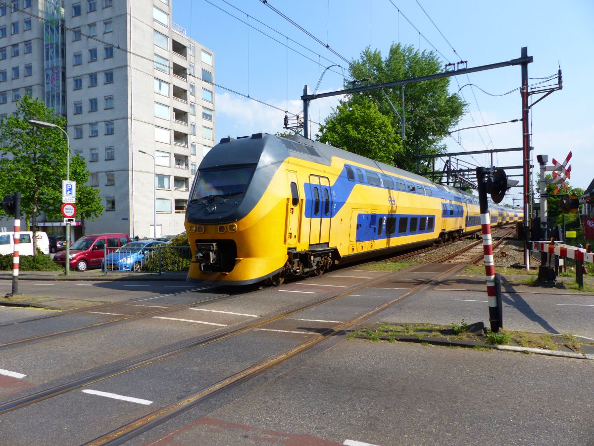 DD-IRM 8731 als Intercity von Utrecht nach Leiden. Bahnbergang Morsweg, Leiden 12-05-2016.

DD-IRM 8731 als intercity van Utrecht naar Leiden. Overweg Morsweg, Leiden 12-05-2016.