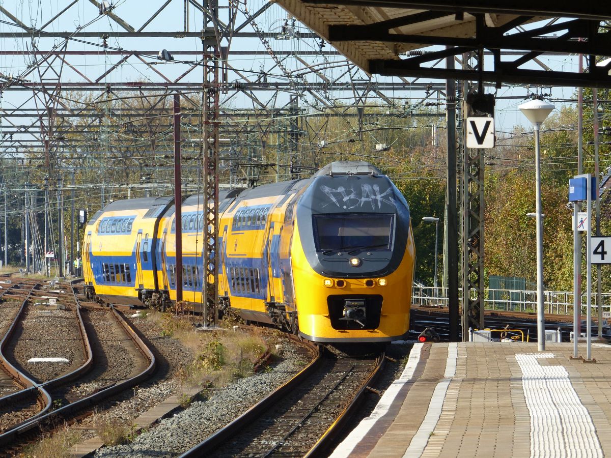 DD-IRM-IV (modernisiert) Triebzug einfahrt Gleis 3 Haarlem 31-10-2018.

NS gemoderniseerd DD-IRM-IV treinstel rijdt station Haarlem binnen. Spoor 3 Haarlem 31-10-2018.