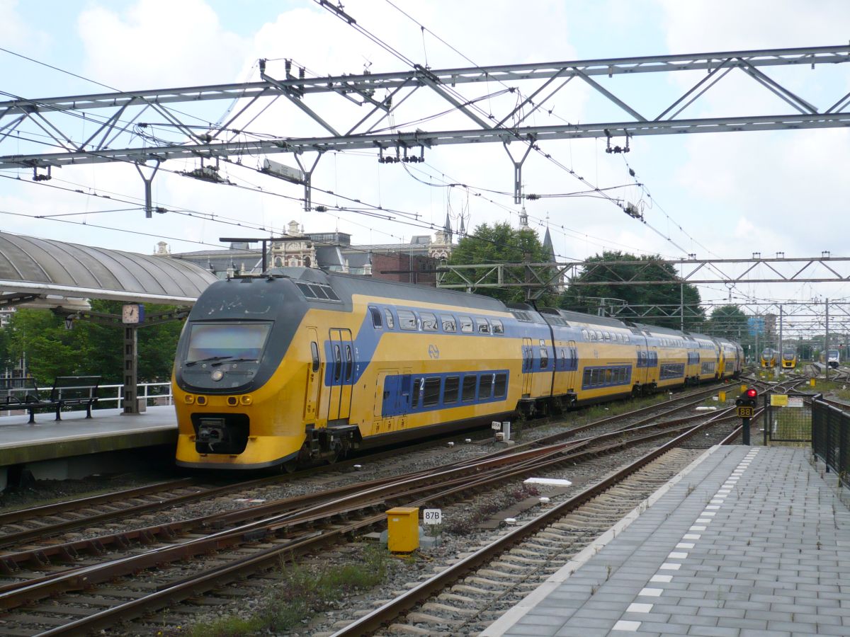 DD-IRMIV TW 9423 Gleis 2 Amsterdam Centraal Station 30-07-2014.

DD-IRMIV treinstel 9423 spoor 2 Amsterdam Centraal Station 30-07-2014.