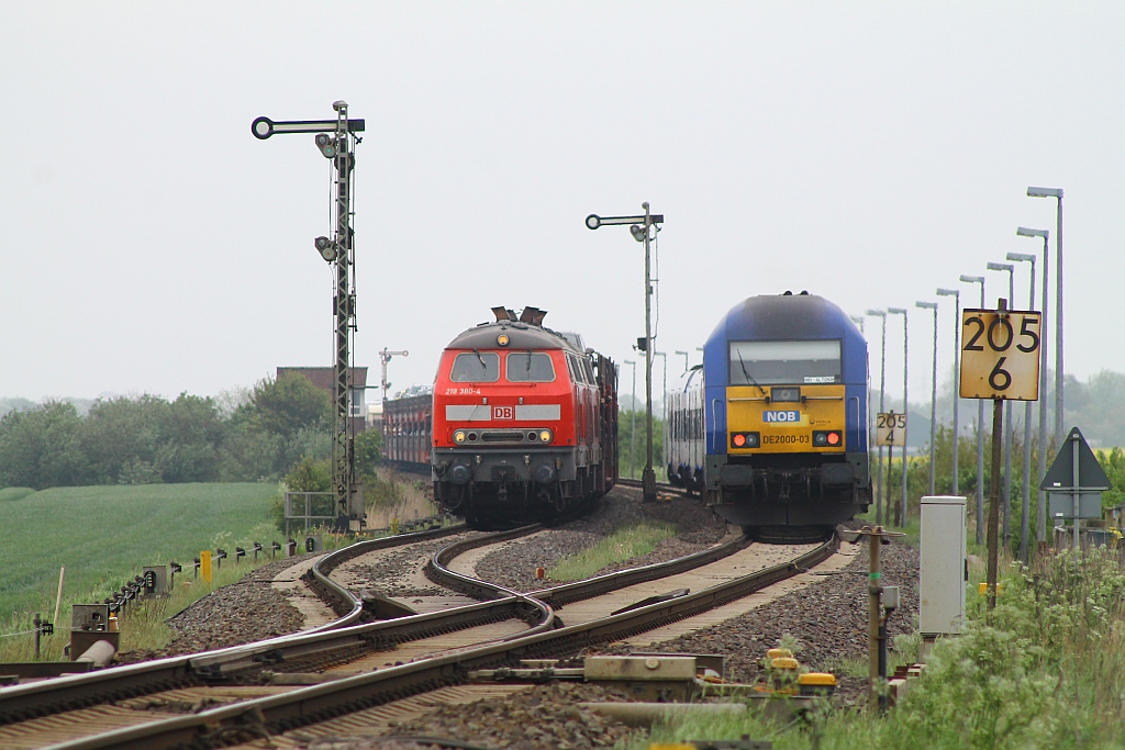 DE 2000-03/223 055-5 passiert mit ihrer NOB die wartenden 218 380-4 und 379-6. Niebüll/Lehnshallig 01.06.2013