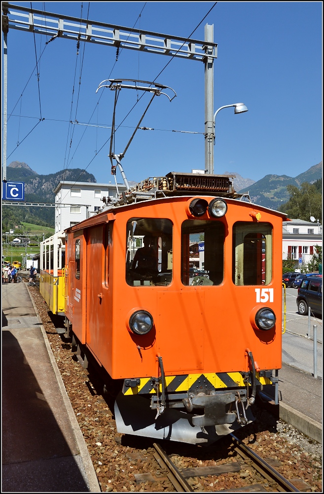 De 2/2 151 gehört zur Erstausstattung der Berninabahn und ist 106 Jahre im Dienst. 

Mit 7,15 m Länge, 13 t Leergewicht, 45 km/h Höchstgeschwindigkeit und 154 kW Leistung wurde er im Jahr 1909 als Fe<sup>2</sup> von der SIG beschafft. Später wurde er von Fe 2/2 zu De 2/2 umbnannt. Auch hochbetagt scheint er vollen Einsatz zu bringen und seinem gepflegten Äußerem nach zu urteilen, wird das auch künftig dabei bleiben. Poschiavo, August 2015.