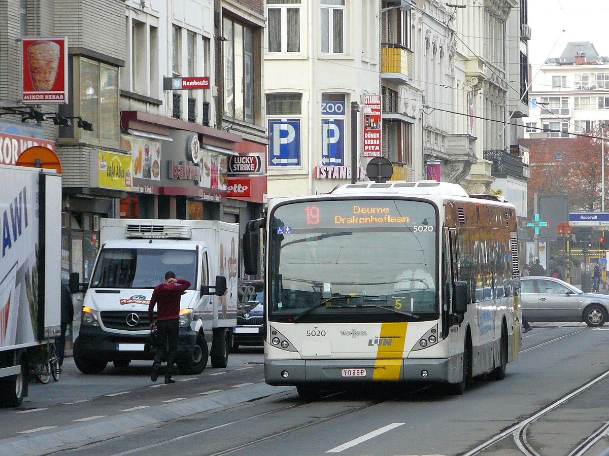 De Lijn Bus 4120 Van Hool A330K Baujahr 2002. Frankrijklei, Antwerpen 31-10-2014. De Lijn bus 4120 Van Hool A330K bouwjaar 2002. Frankrijklei, - Interessante-bilder.startbilder.de