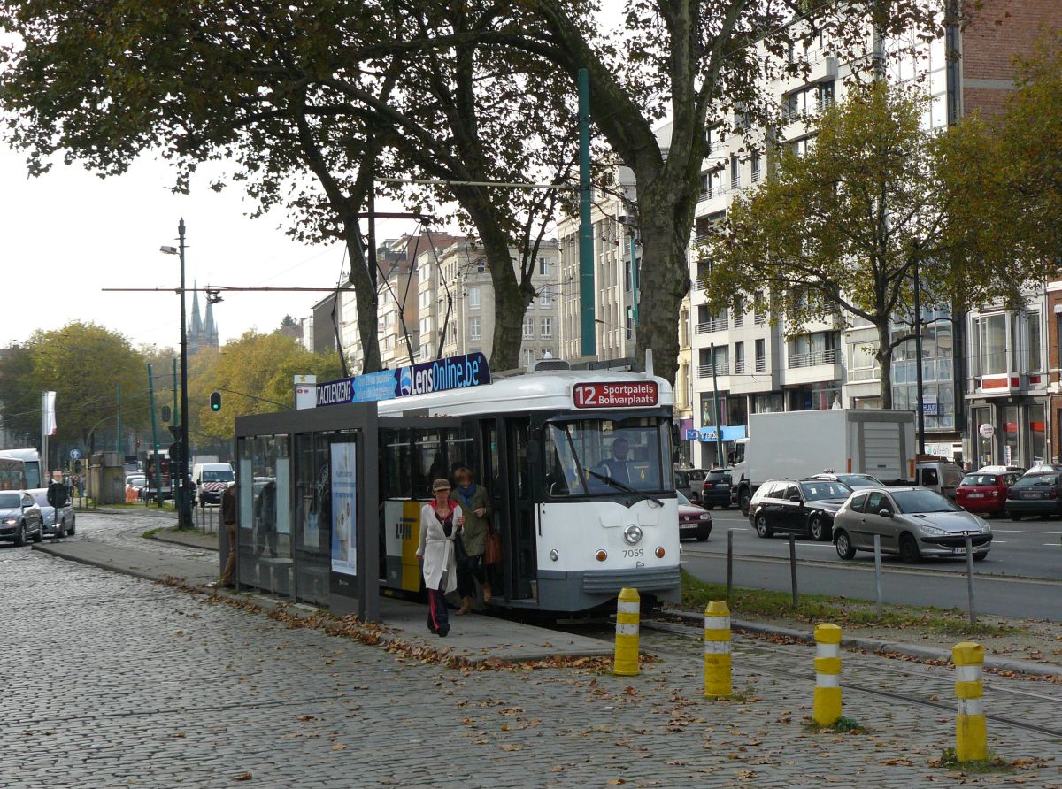 De Lijn TW 7059 BN PCC Baujahr 1962. Frankrijklei, Antwerpen, Belgien 31-10-2014.

De Lijn tram 7059 BN PCC bouwjaar 1962. Frankrijklei, Antwerpen, Belge 31-10-2014.