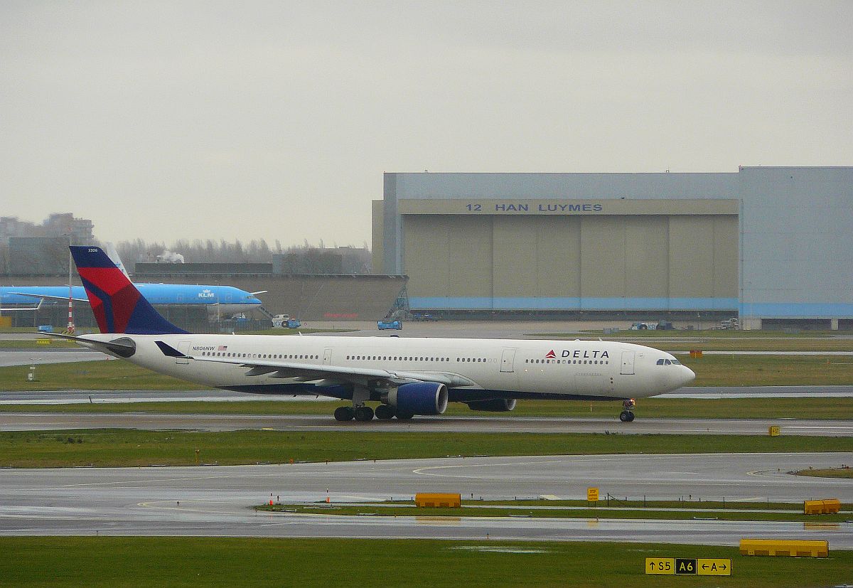 Delta Airlines Airbus A330-323  N806NW. Flughafen Schiphol, Amsterdam, Niederlande 16-02-2014.

Delta Airlines Airbus A330-323 geregistreerd als N806NW. Eerste vlucht van dit vliegtuig 10-02-2004. Schiphol, Amsterdam 16-02-2014.
