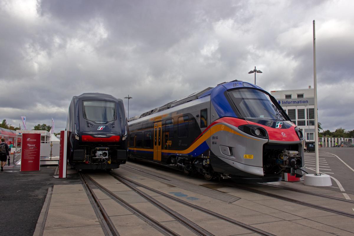 Den Nahverkehr in Italien werden in Zukunft verschiedene Musikstile bestreiten: links der Hitachi-Doppelstocktriebzug, genannt  Rock ; rechts der Alstom-Triebzug, den Trenitalia Pop getauft hat. Auf der Berliner Innotrans bot sich diese Gelegenheit, das Pop/Rock Crossover zu fotografieren.