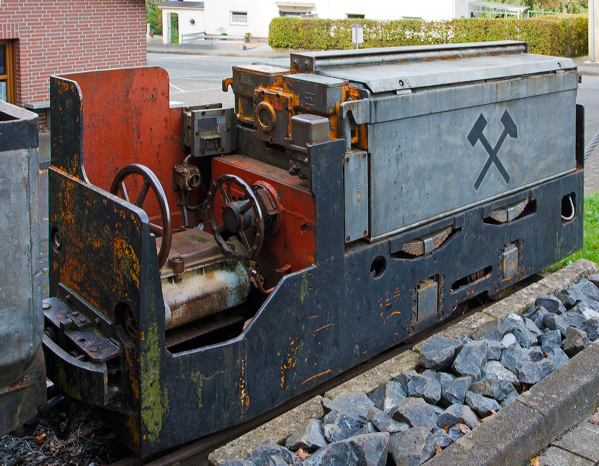 
Denkmal Grubenlok, eine 600mm Gruben-Akkulok, am 28.09.2014 beim Besucherbergwerk Bindweide in Steinebach an der Sieg. Ob es eine Bartz oder eine AEG von gebaute Lok ist kann ich z.Z. nicht sagen, sicher ist sie hat einen AEG-Antrieb, die Baterien sind von der HAGEN Beterie AG, vom Typ SDL 400 a und haben eine Spannung von 250 V und einen Nennstrom von 400 A. 