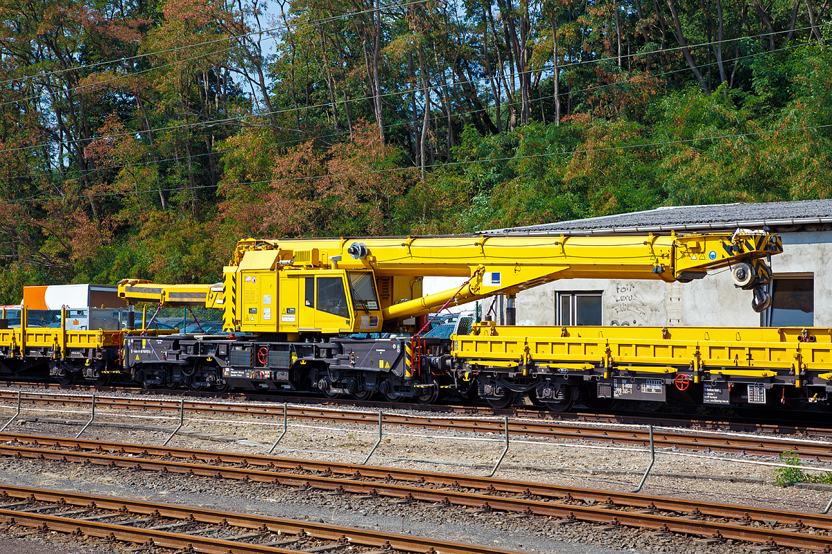 Der 125t Gleisbauschienenkran - KIROW Multi Tasker KRC 910 der Hering Bahnbau GmbH (Burbach), Schweres Nebenfahrzeug Nr. 99 80 9419 014-2 D-HGUI, ist in Transportstellung mit dem Gegengewichtwagen 33 80 3998 293-3 D-HGUI (Gattung Res 072-1) und dem Schutzwagen 33 80 3998 265-1D-HGUI (Gattung Res 072-1), am 18.08.2018 im Bahnhof Au (Sieg) abgestellt.

Der Kran wurde 2016 von der Kirow Ardelt GmbH (Leipzig) unter der Fabriknummer  MT2015170784 gebaut und an die Hering Bau geliefert..

TECHNISCHE DATEN:
Eigengewicht: 104 t (in Transportstellung)
L�nge �ber Puffer: 13.000 mm (ohne Kranausleger), in Transportstellung mit den beiden Schutzwagen 13.000 mm + 2x19.900 mm = 52.800 mm
Achsanzahl: 8
Drehzapfenabstand: 8.000 mm
Drehzapfenabstand im Drehgestell 1 und 2: 2.300 mm
Achsabstand in den Einzeldrehgestellen: 1.100mm
Ergebene Achsabst�nde in m: 1,1 / 1,2 / 1,1/ 4,6 / 1,1 / 1,2 / 1,1
Achsfolge: 1'A'1A'A1'A1'
Lauf-  und Treibraddurchmesser: 730 mm (neu)
Achslast: 13,0 t (Streckenlast 8,0 t/m)
Zugelassene Streckenklasse: CE oder h�her
Dieselmotor: Wassergek�hlter Cummins 6-Zylinder Reihenmotor mit Partikel-Filter
Motorleistung: 200 kW
Not-Dieselmotor: Luftgek�hlter 2-Zylinder Viertakt-Dieselmotor mit Direkt-Einspritzung vom Typ Hatz 2 G 40 mit einer Leistung16 kW bei 3000 U/min
Fahrgeschwindigkeit im Zugverband: 100 km/h
Fahrgeschwindigkeit mit Eigenantrieb: 19 km/h
Zul. Anh�ngelast: 160 t
kleinster befahrbarer Radius: 80 m
Bremse: KE-GP mZ
Max. Tragf�higkeit abgest�tzt: 100 t
Max. Tragf�higkeit freistehend: 90 t
Max. Traglast bei max. Ausladung: 23 t
Max. Hakenh�he: 21.000 mm

Besondere Ausstattung
�berh�hungsausgleich bis 180 mm
Schwenkradius: � 360�
Abst�tzung ausfahrbar bis 8 m
Gegengewicht stufenlos verstellbar
