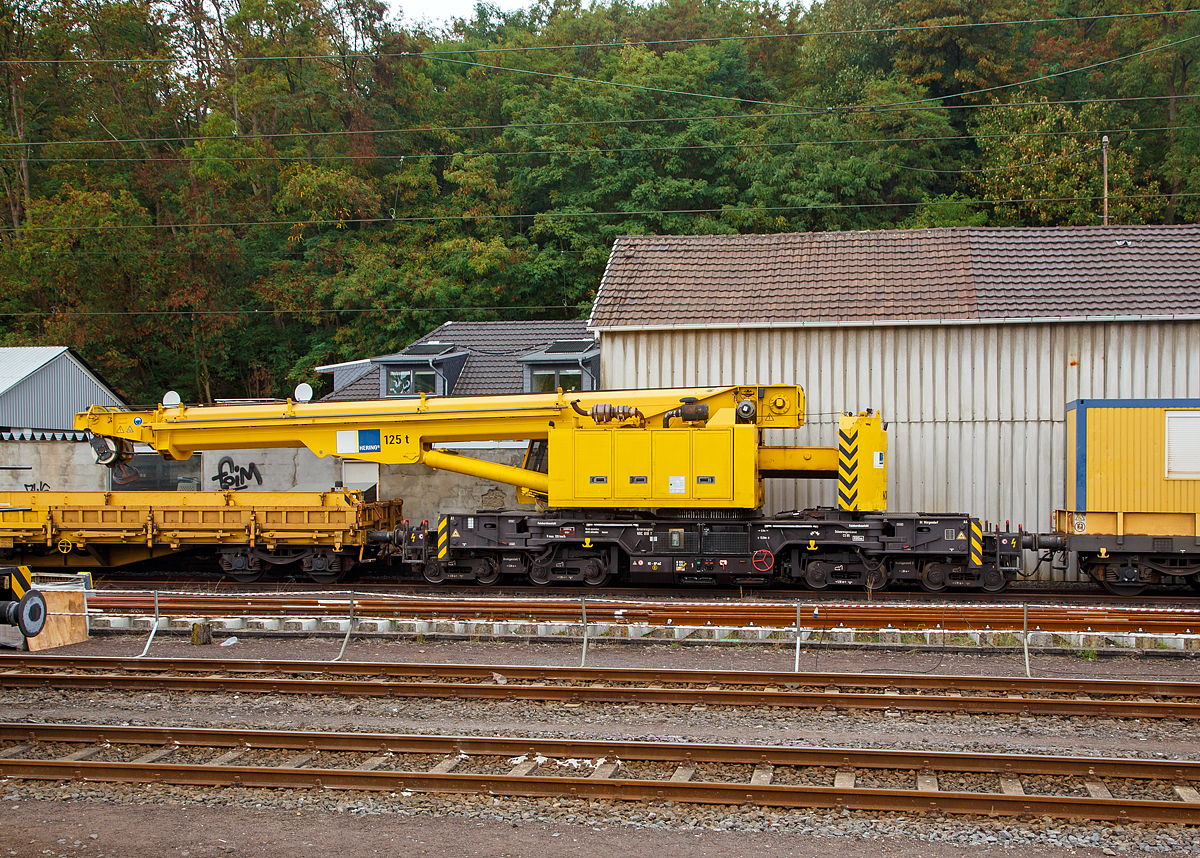 
Der 125t Gleisbauschienenkran KIROW Multi Tasker KRC 810 T der Hering Bau (Burbach), Schweres Nebenfahrzeug Nr. D-HGUI 99 80 9419 000-1, wartet am 15.09.2018 auf neue Aufgaben in Au (Sieg).

Der 125-t-Eisenbahndrehkran wird f�r den Aus-und Einbau von schweren Betonweichen, Gleisjochen und Hilfsbr�cken sowie f�r die Montage von Ingenieurbauwerken eingesetzt. Bei Havarien auf Bahnstrecken leistet er schnelle Hilfe zum Bergen schwerer Lasten.

Technische Daten
Eigengewicht: 128 t
L�nge �ber Puffer: 13.000 mm
Achsanzahl: 8
Drehzapfenabstand: 8.000 mm
Drehzapfenabstand im Drehgestell 1 und 2: 2.300 mm
Achsabstand in den Einzeldrehgestellen: 1.100mm
Ergebene Achsabst�nde in m: 1,1 / 1,2 / 1,1/ 4,6 / 1,1 / 1,2 / 1,1
Achsfolge: 1'A'1A'A1'A1'
Treib- und Laufdurchmesser 730 (680) mm
Achslast: 16,0 t
Dieselmotor:  wassergek�hlter 6-Zylinder -Reihenmotor mit Abgasturboaufladung und Ladeluftk�hlung vom Typ Cummins M 11 – C 315
Not-Dieselmotor: Typ Hatz 2 G 40 mit 11,5 kW Leistung
Zugelassen als Schwerwagen f�r Streckenklasse: CS 05
kleinster befahrbarer Radius: 80 m

Tragf�higkeiten:
bei 0,00 m Ausladung vor Puffer: 90 t (mit Schwerlastausr�stung 125 t)
bei 2,80 m Ausladung vor Puffer, � 30�, abgest�tzt: 90 t
bei 2,80 m Ausladung vor Puffer, � 20�, freistehend: 46 t