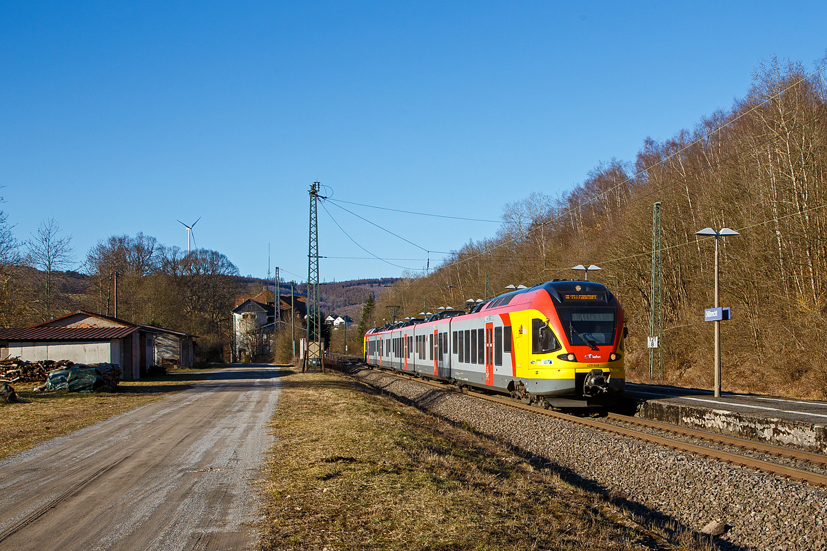 Der 5-teilige Stadler Flirt 429 049 / 429 549 der HLB (Hessischen Landesbahn) fährt am 02.03.2021, als RE 99  Main-Sieg-Express  (Siegen - Gießen - Frankfurt), durch den Bahnhof Dillbrecht an der Dillstrecke (KBS 445) in Richtung Dillenburg.