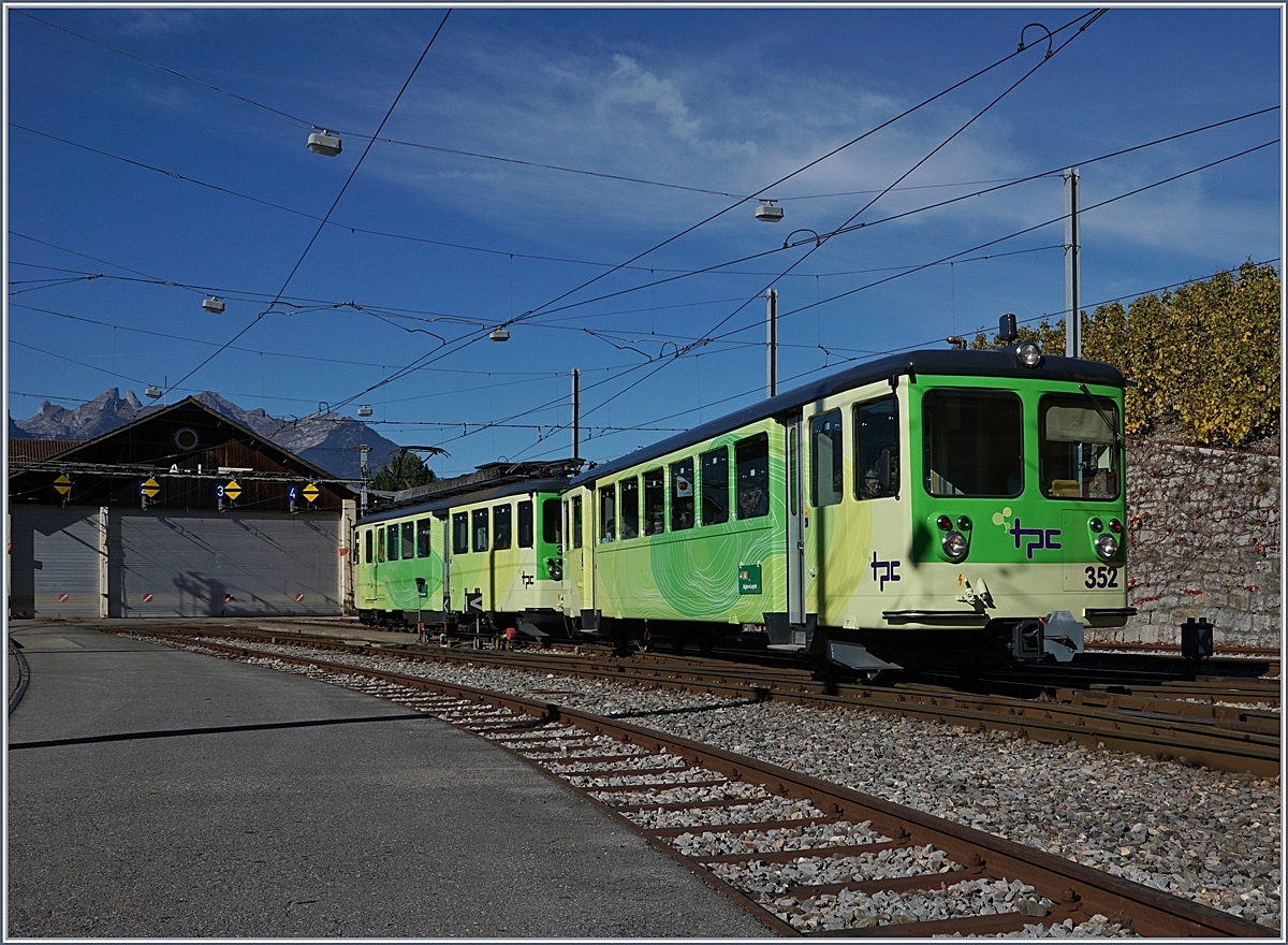 Der A-L BDeh 4/4 301 mit Bt bei seiner Spitzkehre in Dépot Aigle.
28. Okt. 2016