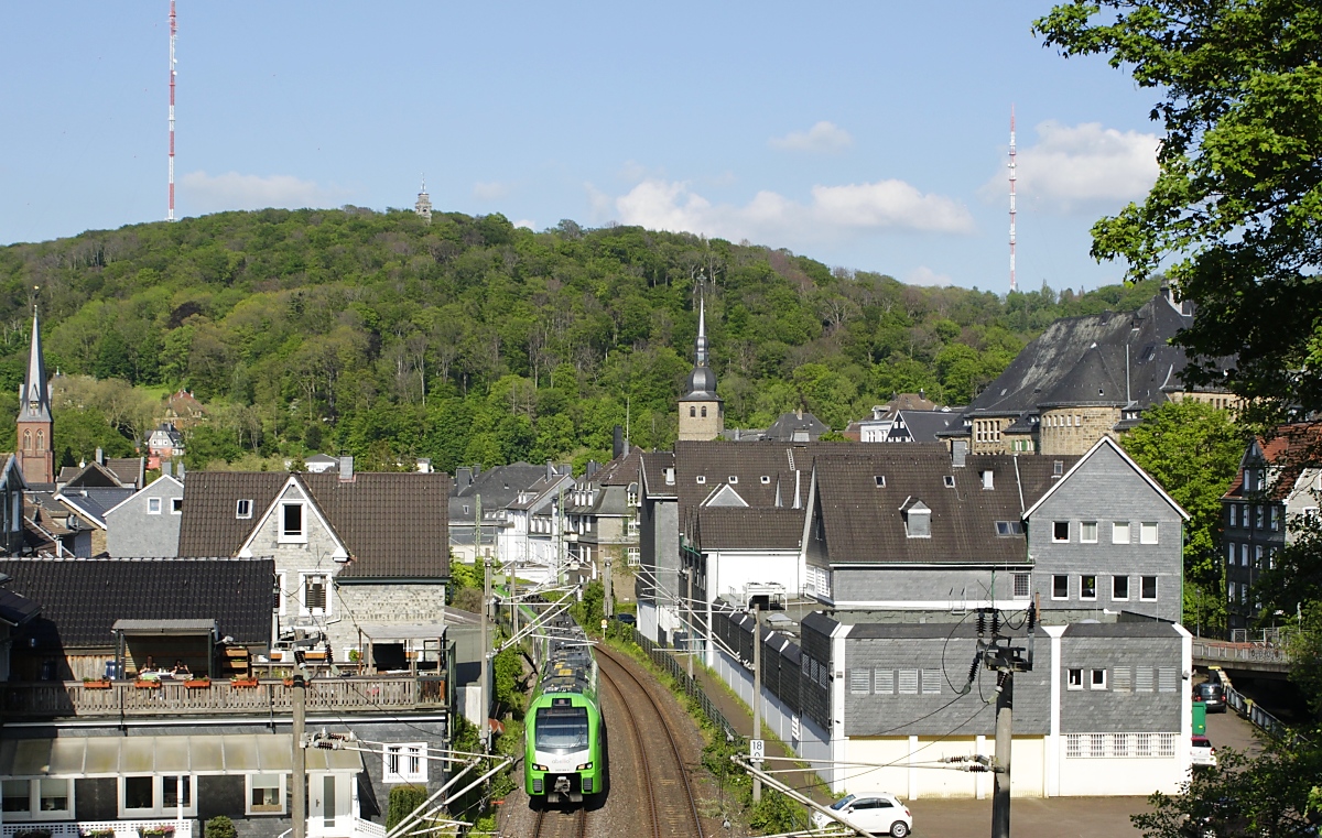 Der Abellio-3429 004 verlässt am 29.05.2021 Langenberg in Richtung Wuppertal, im Hintergrund die 301 m (links, abgeschnitten) bzw. 170 m (rechts) hohen Sendemasten des Westdeutschen Rundfunks