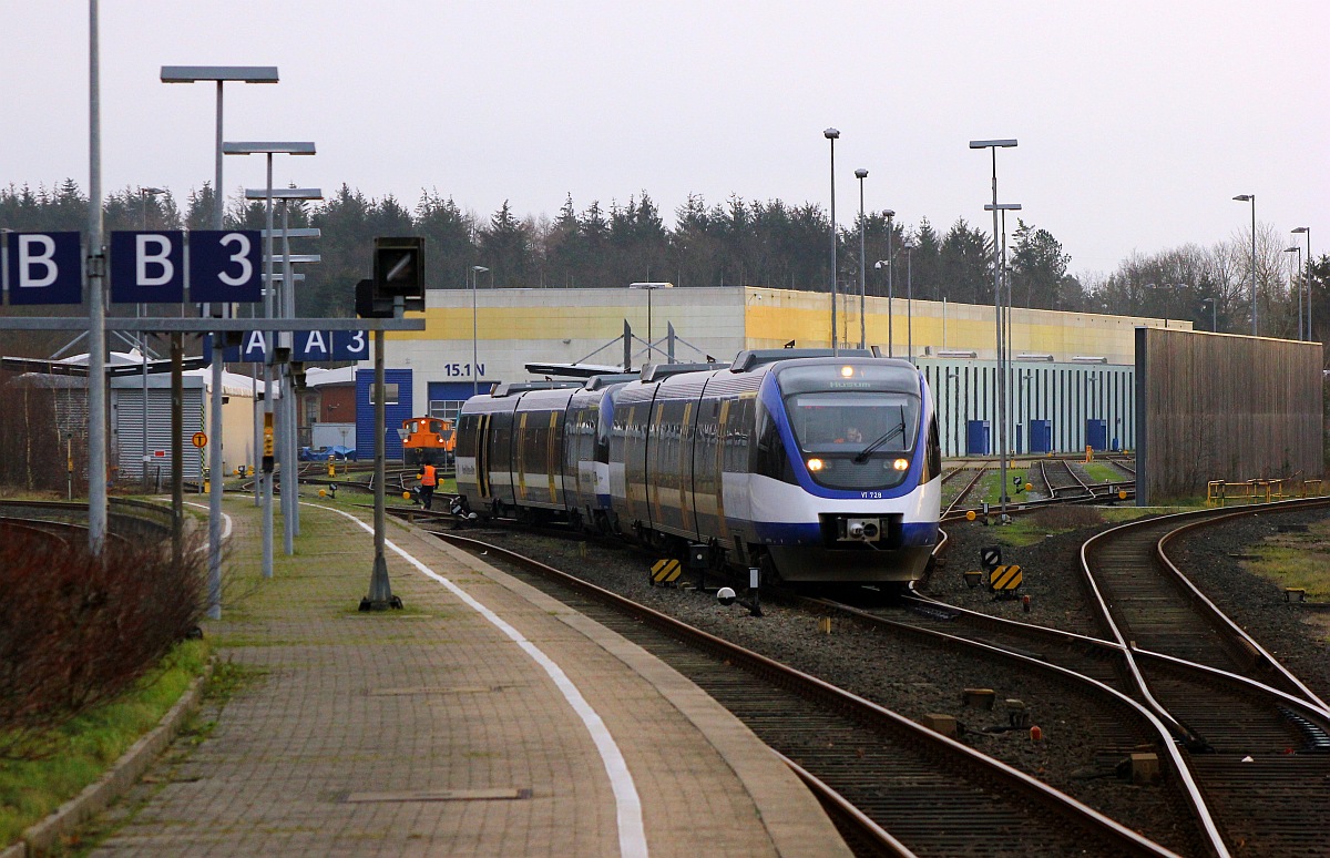 Der Abschied für die Talents naht...der bereits entklebte VT 728 rangiert hier den noch beklebten VT 730(Unfallfahrzeug Hemmingstedt)in die Halle des NOB Bw in Husum. Husum 06.12.2015