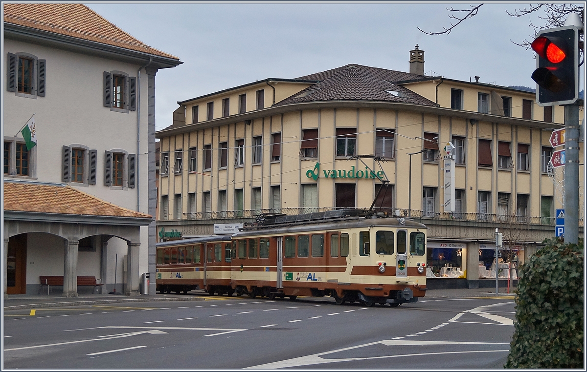 Der AL BDeh 4/4 302 mit seinem Bt sind in Aigle als  Strassenbahn  auf dem Weg zum Bahnhof. 6. Jan. 2019