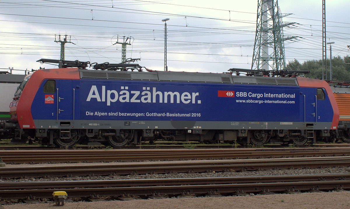 Der  Alpäzähmer  4482 022-1(REV/Be/10.07.09, Verl/EMRL9/21.06.16) stand am gestrigen 13.09.2015 abgestellt in HH-Waltershof/Altenwerder(Aufnahme von einem Parkplatz)