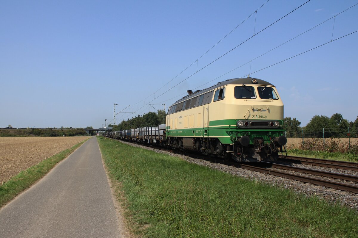 Der Aluzug nach/aus Spelle fahrt wieder: nach einer Sperre wegen defekter Brücke bei Spelle fahrt der Brohltalbahn der Zug wieder. Am 12 Augustus 2025 wird 218 396 samt beladener Zug bei Kaarst und wird vom offenbarer Weg fotografiert.