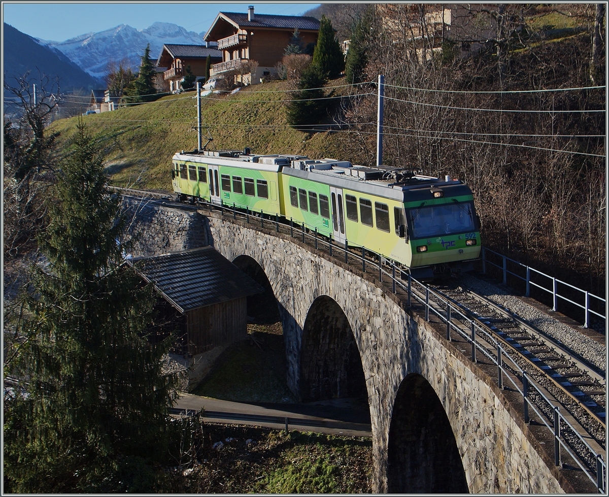 Der AOMC Beh 4/8 592, unterwegs als Regioanlzug 29 von Champéry nach Aigle  erreicht in Kürze die Haltestelle  Pont de Chemex . 
7. Jan 2015