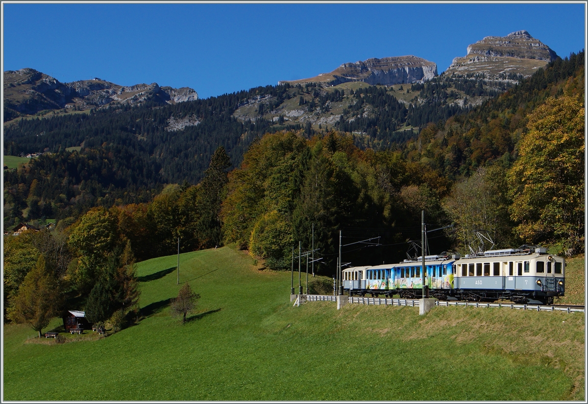 Der ASD BCFe 4/4 N 1 und der BDe 4/4 N 2 mit einem Extrazug nach Aigle, kurz nach Le Spey. 
18. Okt. 2014