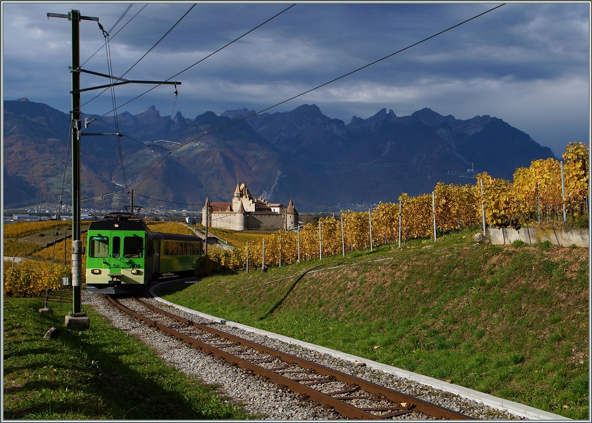 Der ASD BDe 4/4 N 402 ist mit seinem Bt als Regionalzug 428 oberhalb von Aigle unterwegs.
3. Nov. 2014