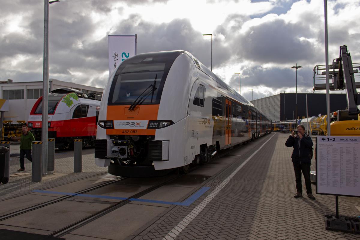 Der ausgestellte RRX-Desiro 462 083 sorgte für etwas Verwirrung, als der Triebzug erstmals in  freier Wildbahn  auftauchte, waren doch nur 82 Züge für das nordrhein-westfälische Regionalexpressnetz vorgesehen. Letztendlich handelt es sich wohl um ein auf Vorrat gebautes Fahrzeug des Herstellers Siemens.