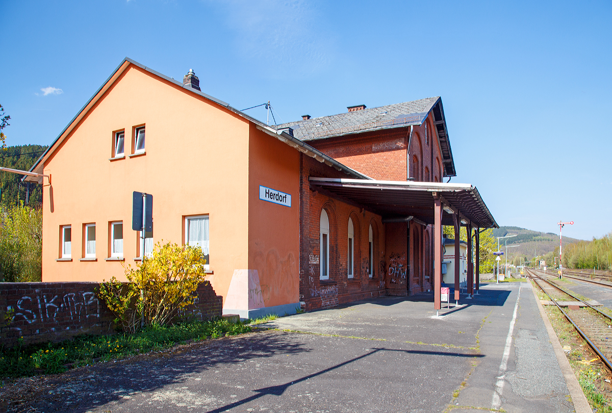 
Der Bahnhof Herdorf am 24.04.2015, der Bf liegt eingleisigen Hellertalbahn (KBS 462) von Betzdorf/Sieg nach Haiger, früher eine zweigleisige nicht elektrifizierten Hauptstrecke.
