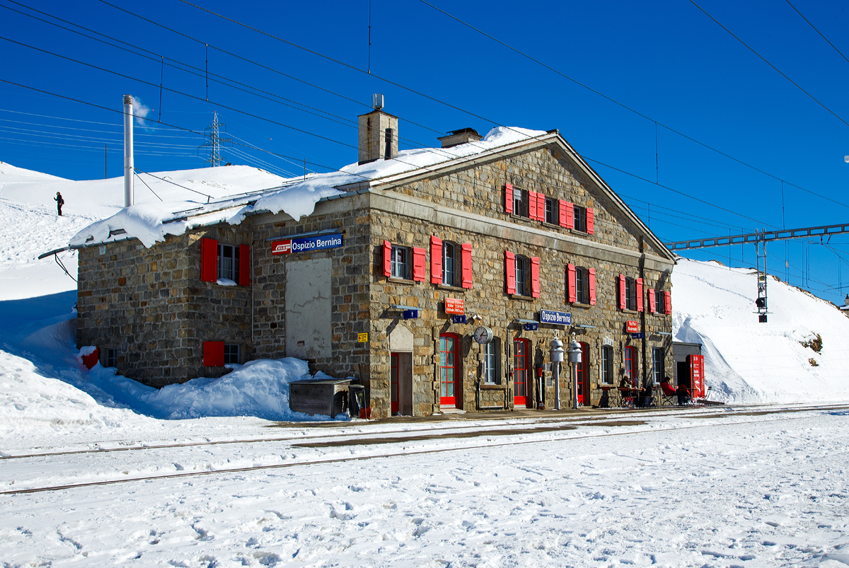 Der Bahnhof Ospizio Bernina (Bernina Hospiz) bei wunderschnen Wetter am 18.02.2017. Er ist mit 2256 m . M. (laut Tafel, andere Quelle schreiben 2253 m) die hchstgelegene Bahnstation im Netz der Rhtischen Bahn. 