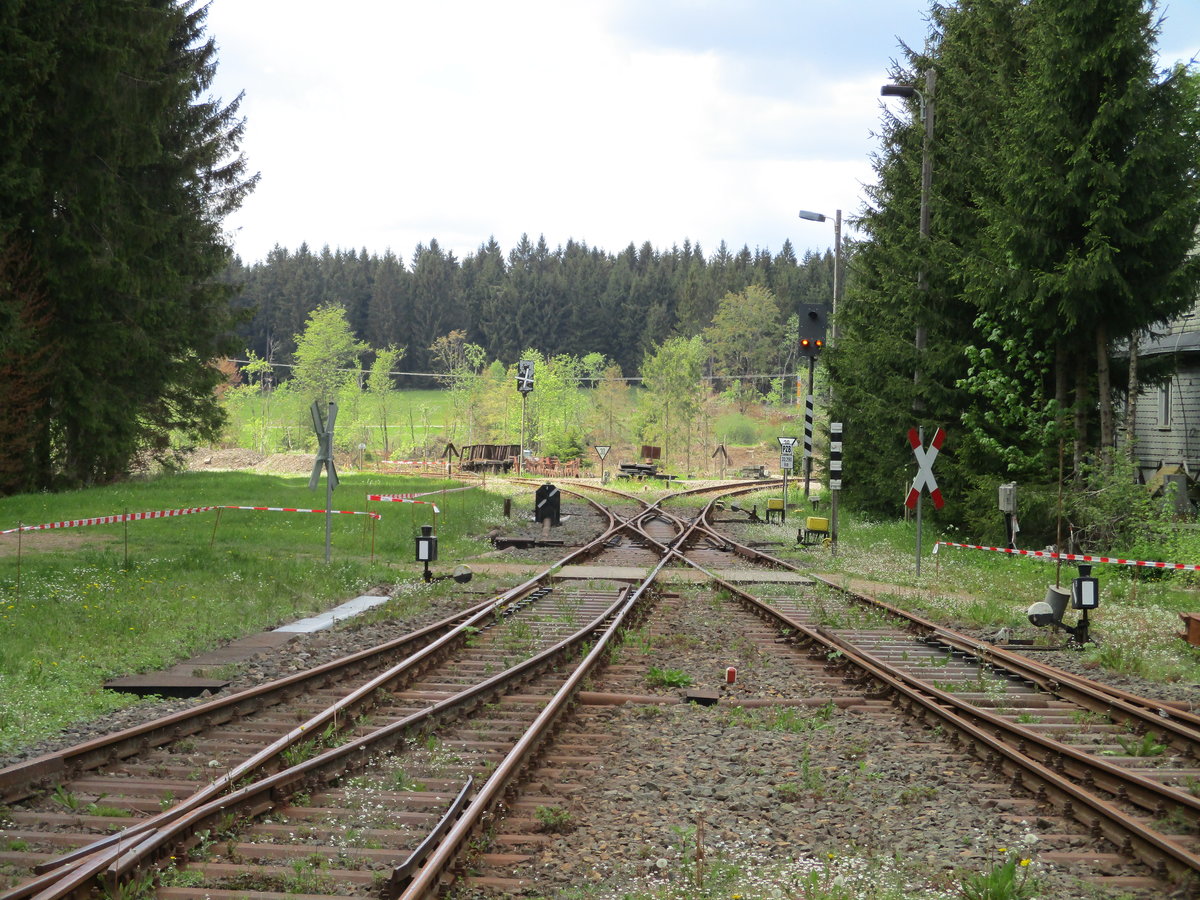 Der Bahnhof Rennsteig mit den Abzweigungen links nach Schleusingen und rechts nach Ilmenau am 27.Mai 2020.