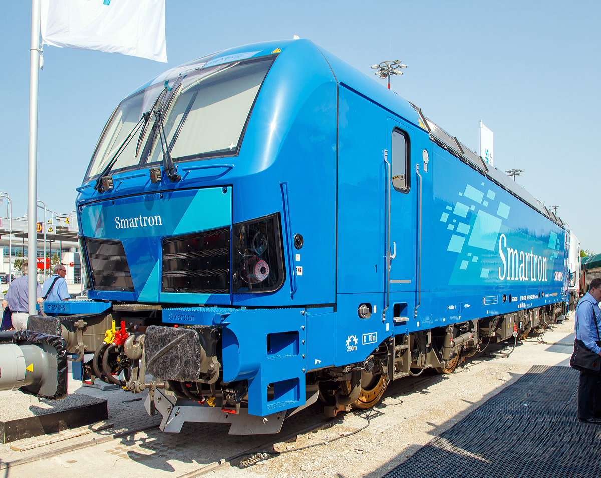 Der Bahntechnikhersteller Siemens bietet für Deutschland eine neue Lokomotive an.
Auf der transport logistic 2019 in München (hier 05.06.2019) präsentierte Siemens seine „Smartron“ 192 002-4 (91 80 6192 002-4 D-SIEAG).

Die Lok wurde 2019 von Siemens in München unter der Fabriknummer 22567gebaut.

Die Siemens Smartron (BR 192) ist auf eine definierte Transportaufgabe zugeschnitten und nutzt alle Vorteile der Standardisierung.

Als vorkonfigurierte Maschine ist die neue Lokomotive für den Güterverkehr in Deutschland konzipiert und ermöglicht nach Herstellerangaben den Kunden einen kosteneffizienten Betrieb bei hoher Betriebssicherheit. Der Smartron ist als Standard-Lokomotive für Deutschland gedacht und hat die Zulassung für Deutschland bereits erhalten. Die Loks sind ab sofort bestellbar. Sieben Loks wurden bereits gebaut und ausgeliefert, diese hier (192 002-4) steht für Probefahrten und Vorführungszwecke zur Verfügung.

Der Smartron basiert auf bewährten Komponenten des Vectron, die ihre Zuverlässigkeit bereits in über 100 Millionen Betriebskilometern bewiesen haben. Der Smartron verfügt über eine Leistung von 5.600 kW und erreicht eine maximale Geschwindigkeit von 140 km/h. Der Smartron ist für das 15 kV AC Spannungssystem ausgelegt und mit dem Zugsicherungssystem PZB/LZB ausgerüstet. Die Lokomotive wird standardmäßig in der Farbe „capriblau“ ausgeliefert.  Die Doppeltraktion über TMC, Artrein, mit Vectron und ES64F4 ist möglich.

Technische Daten, des Smartron – BR 192
Spurweite: 1.435 mm
Achsformel: Bo'Bo'
Länge über Puffer: 18.980 mm
Drehzapfenabstand: 9.500 mm
Achsabstand im Drehgestell: 3.000 mm
Breite: 3.012 mm
Höhe:  4.248 mm
Raddurchmesser :  1.250 mm (neu) / 1.160 mm (abgenutzt)
Gewicht:  83 t
Spannungssysteme: 15 kV, 16,7 Hz u
Max. Leistung am Rad:  6.400 kW
Höchstgeschwindigkeit:140 km/h
Anfahrzugskraft:  300 kN
Dauerzugkraft:  250 kN
Zugsicherung: PZB / LZB