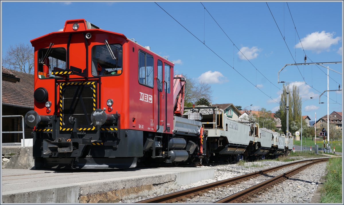 Der BAM MBC Tm 2/2 41 in Pampigny-Sévery. Der Tm 2/2 41 wurde unter der Farbriknummer 1950 von der Frima Robert Aebi 1988 als Typ 420CT 4H gebaut und wiegt 20 Tonnen.
10. April 2017