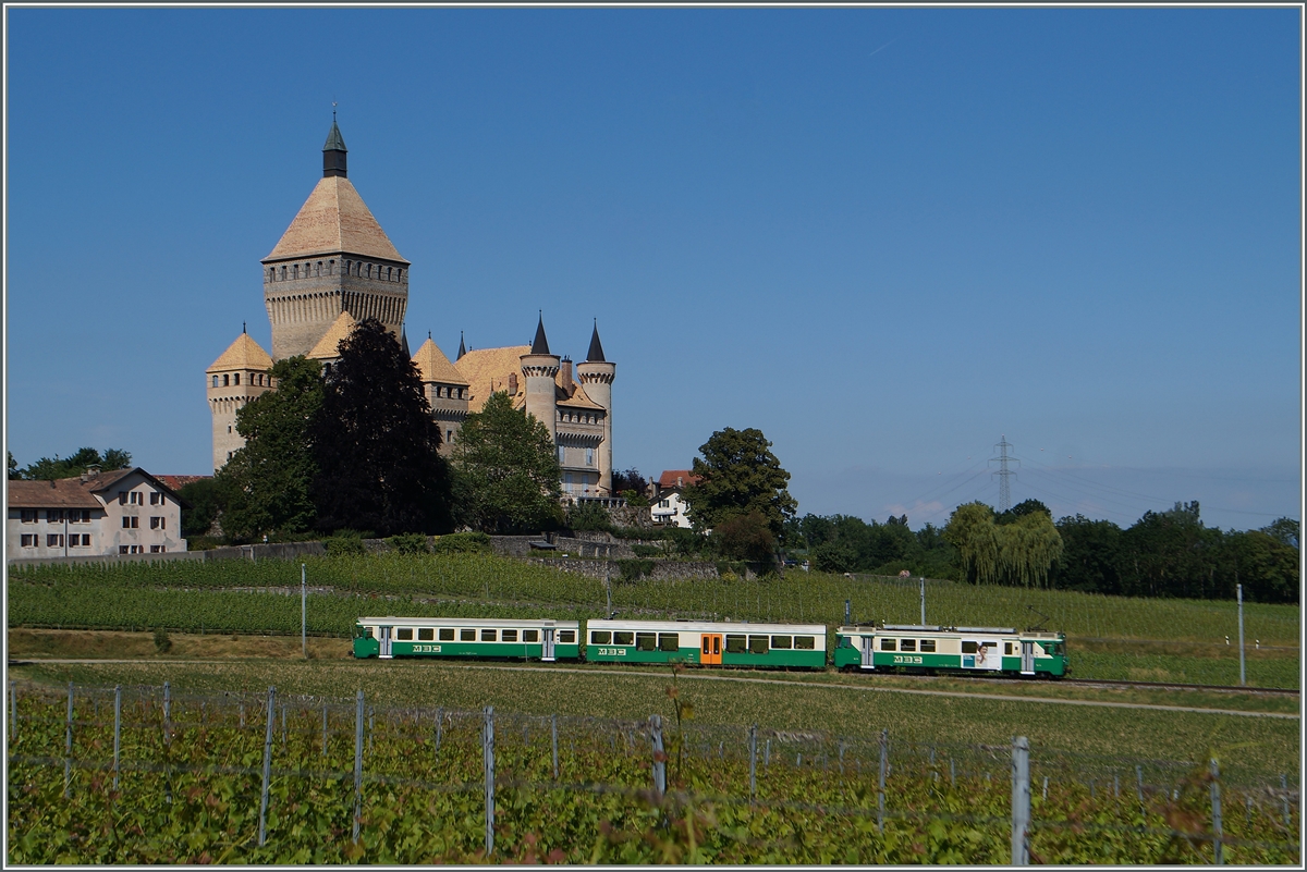 Der BAM Regionalzug 128 von Morges nach Bière beim Château de Vufflens. 
16. Juni 2014