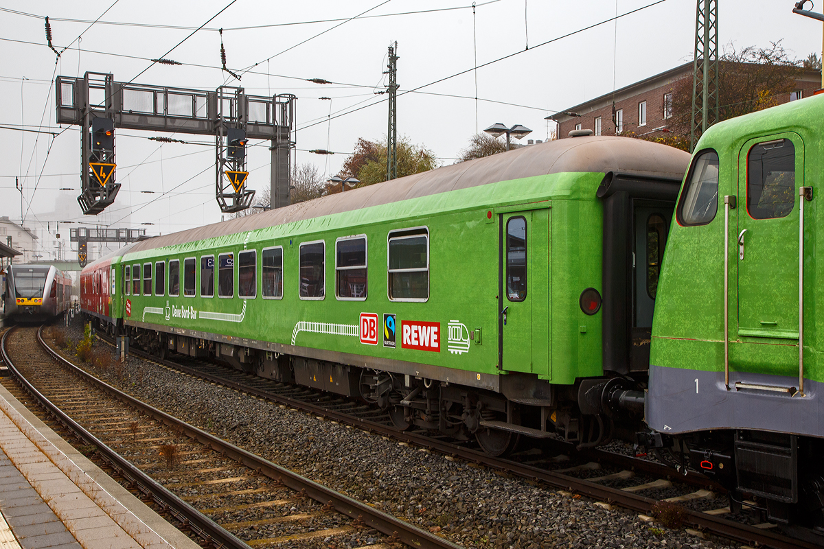 Der Barwagen „Deine Bord-Bar“  D-GfF 56 80 89-90 673-5 WGmz 038.8 der GfF - Gesellschaft für Fahrzeugtechnik mbH in Crailsheim (ein ehemaliger Gesellschaftswagen bzw. Buffetwagen), eingereiht in den REWE - Supermarkt-Zug, hier am 12.11.2021 im Bahnhof Gießen.

Von der einstigen, fast 50 Wagen zählenden,  Gesellschaftswagenflotte  der Deutschen Bundesbahn ist nicht mehr geblieben. Der Ur-Wagen wurde 1963 von Wegmann in Kassel als Halbspeisewagen 10 724-1 der Gattung BRbu4üm-61gebaut, weiterer Lebenslauf.
• später DB 51 80 85-40 028-2  der Gattung BRbumh 282,
• 1979 Umbau von Wegmann zum DB 51 80 89-80 768-0 der Gattung WGm 840
• 2000 Umbau von PFA Weiden zum D-DB 61 80 89-90 673-8 der Gattung WGmz 820
• 2013/2014 Verkauf an die GfF - Gesellschaft für Fahrzeugtechnik mbH in Crailsheim, neue Nummer  D-GfF 56 80 89-90 673-5  WGmz 038.8.

Zugelassen ist der RIC-Wagen (Regolamento Internazionale delle Carrozze, kurz RIC, deutsch: Vereinbarung über den Austausch und die Benutzung der Reisezugwagen im internationalen Verkehr) für 200 km/h in Deutschland, Österreich, Italien, Frankreich, Polen und den Niederlade.

TECHNISCHE DATEN (laut Anschriften):
Spurweite: 1.435 mm (Normalspur)
Länge über Puffer: 26.400 mm
Wagenkastenlänge: 26.100 mm
Drehzapfenabstand: 19.000 mm
Achsstand im Drehgestell: 2.500 mm
Leergewicht: 47 t
Höchstgeschwindigkeit: 200 km/h
Bremsbauart: KE-GPR-AMg (D) 
