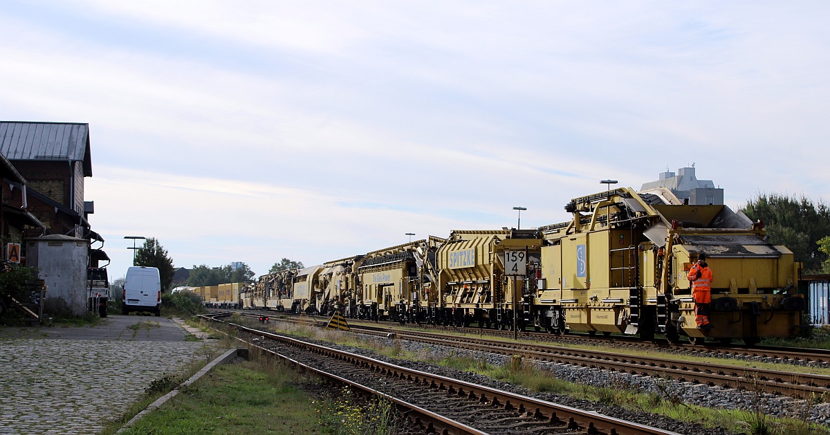 Der Bauzug wurde getrennt und die 218 dieselte mit Katharina der Großen(9415 004-7 + 9515 002-0) in ein anderes Gleis wo eine BRLL ER 20 mit 10 MFS-100 Einheiten wartete. Husum-Nord 10.10.21