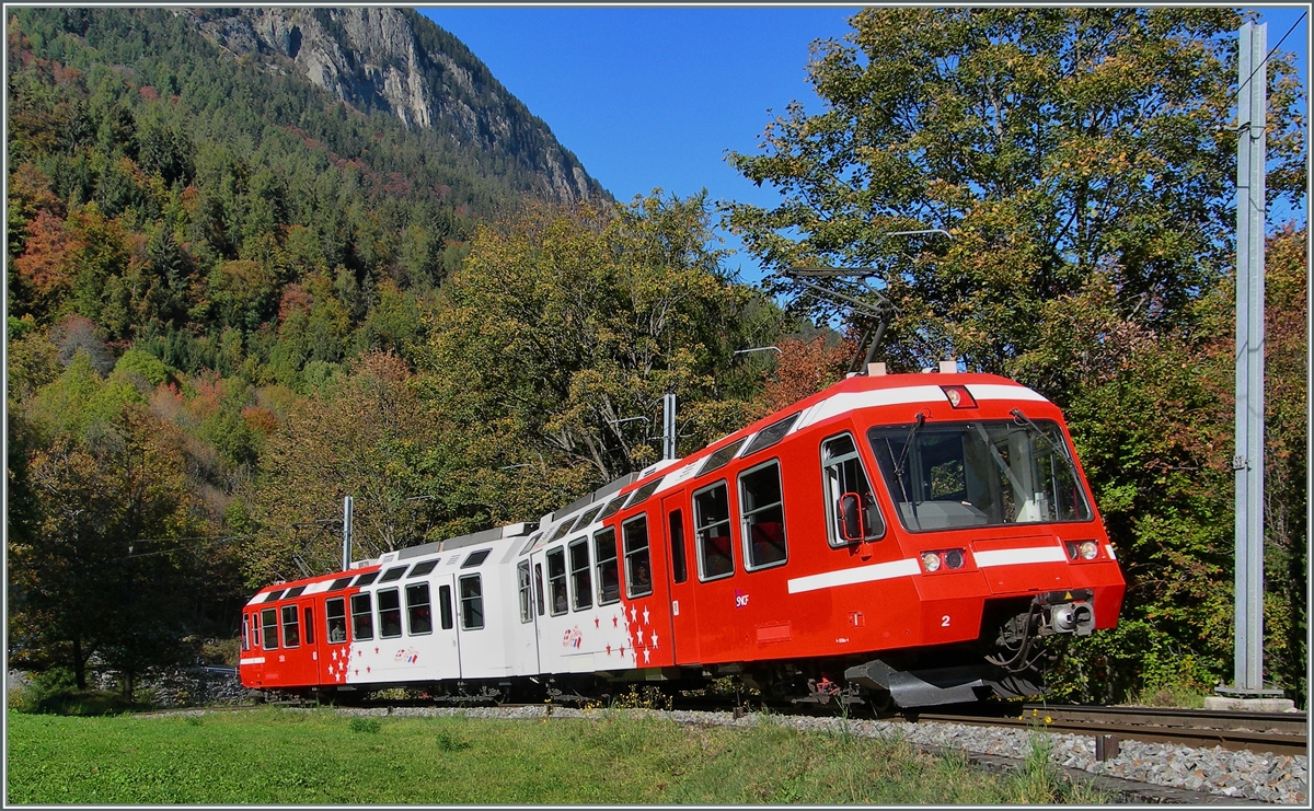 Der BDeh 4/8 der MC / SNCF, hier zwischen Salvan und Les Marécottes auf einem Fahrleitungsabschnitt, kann durchgehend von Martigny über Chamonix nach St-Gervais Le Fayet fahren und pfeift wie ein TGV, während das Warnsignal der Türschließung doch sehr an die Pariser Métro erinnert. 14. Oktober 2007 