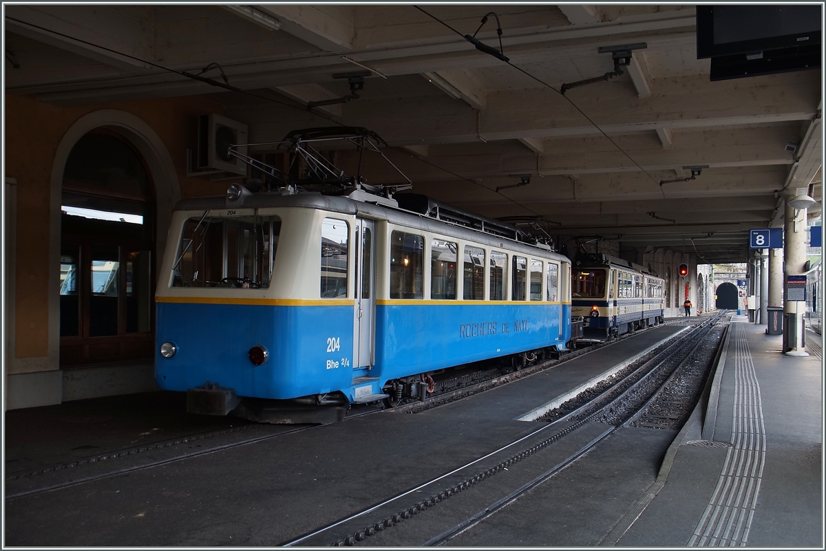 Der Beh 2/4 204 und eine Beh 4/8 warten in Montreux auf ihre nächten Einsätze. 
8. Dez. 2015