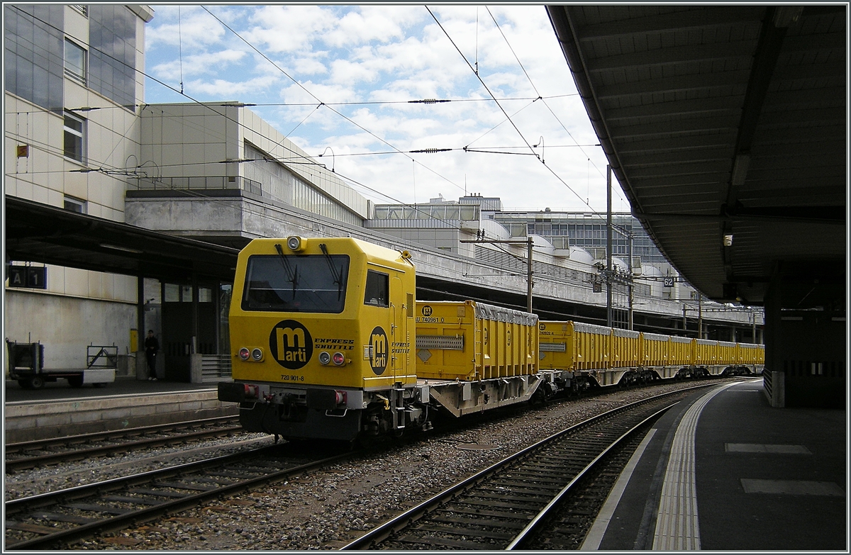 Der bei der DB nur kurze Zeit als  Cargo-Shuttle  eingesetzte  Güterdiesel-Triebwagen  verkehrte dann als 720 901-8 für einige Monate als  Steuerwagen  in einem Marti-Kieszug mit dem Ziel St-Triphon. Ob der (angetrieben) Wagen in St-Triphon Rangierleistungen übernahm entzieht sich meiner Kenntnis. 
Dieses Bild entstand am 14. Mai 2012 in Lausanne