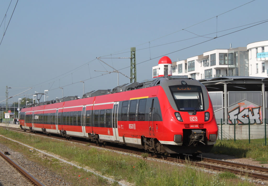 Der Berliner Bouletten Hamster 442 326 als S1 von Warnemünde nach Rostock Hbf bei der Einfahrt in Warnemünde Werft.18.05.2019