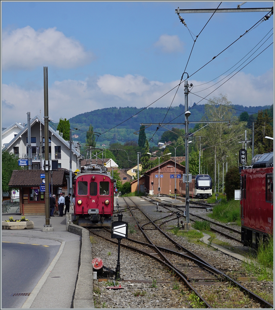 Der Bernina Bahn ABe 4/4 35 wartet in Blonay mit einem Museumszug auf die Abfahrt nach Chaulin.

7. Mai 2022