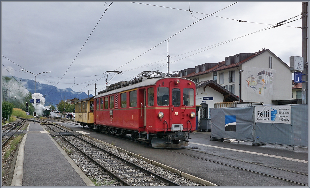 Der Bernina Bahn ABe 4/4 35 verlässt mit einem recht kurzen Riviera-Belle-Epoque Zug Blonay in Richtung Vevey. 

30. August 2020