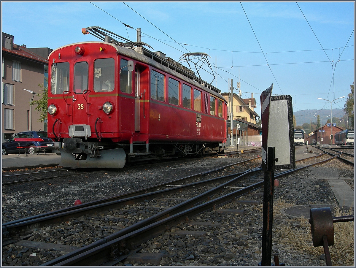 Der Bernina Bahn RhB ABe 4/4 I 35 wartet in Blonay auf Fahrägste nach Chaulin. 
21. Okt. 2018