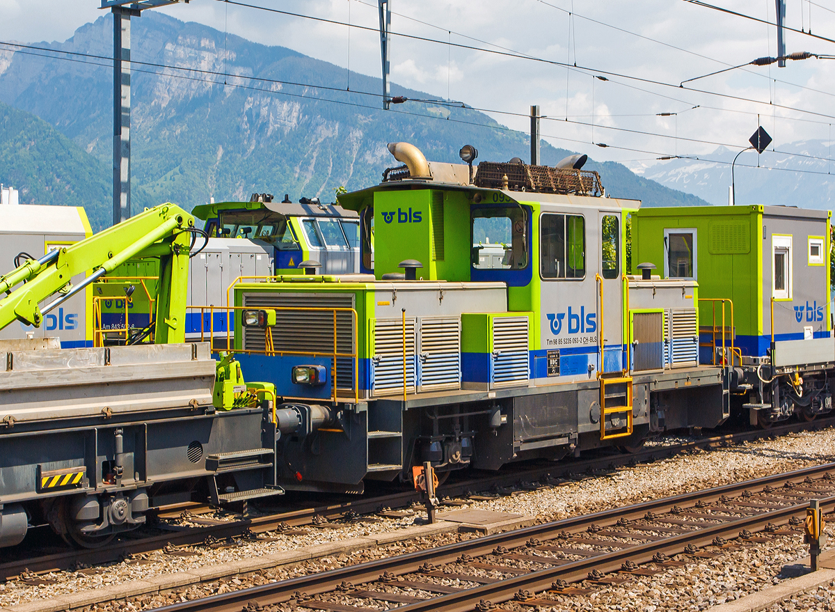 
Der BLS Baudiensttraktor Tm 235 093- 2 (Tm 98 85 5 235 093-2 CH-BLS), ex BLS Tm 2/2 93 ist am 28.05.2012 beim Bahnhof Spiez (aufgenommen aus einfahrendem Zug) abgestellt.

Die dieselelektrische Baudienstlokomotive wurde 1981 von Stadler Fahrzeuge AG in Bussnang unter der Fabriknummer 153 gebaut, die Elektrik ist von BBC, der Dieselmotor von Mercedes-Benz.

Vier dieser thermischen Traktoren (Tm 235 091-094) wurden von der BLS bei der Stadler AG bestellt und 1980 bis 1981 gebaut.

TECHNISCHE DATEN:
Spurweite: 1.435 mm (Normalspur)
Achsfolge: Bo
Lnge ber Puffer:  10.300 mm
Achsabstand: 5.000 mm
Raddurchmesser:  960 mm
Hhe: 4.120 mm
Eigengewicht: 39 t
Hchstgeschwindigkeit: 80 km/h (Schleppfahrt 75 km/h)
Bremse: OP-Ah, Ci, Wb, Hf
Motoren: zwei 12-Zylinder Mercedes-Benz Dieselmotor
Leistung an der Welle: 2x 350 kW
