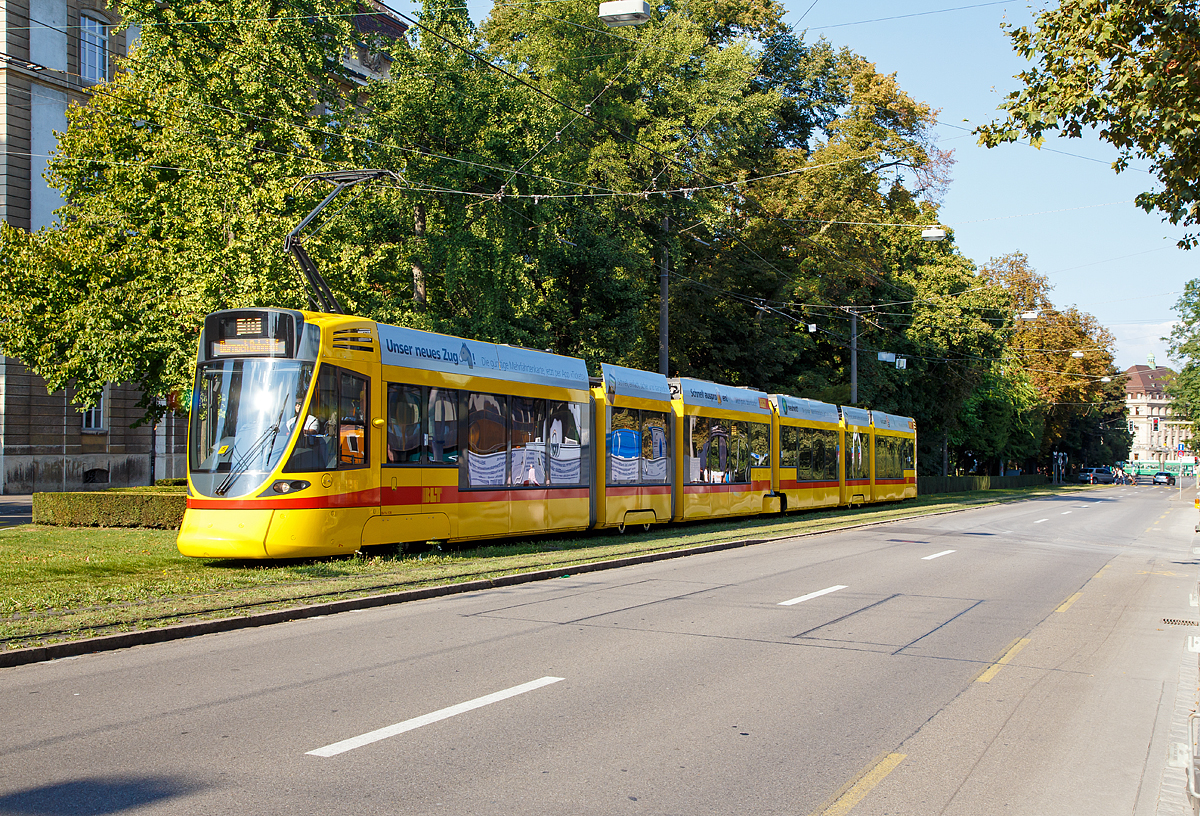 
Der BLT Be 6/10 „Tango“ 174 fhrt am 25.09. 2016, als Linie 10 (Rodersdorf - Dornach Bahnhof) in Basel durch den Aeschengraben und erreicht bald die Haltestelle Basel Bahnhof SBB.

Der Triebwagen 174 der BLT (Baselland Transport AG) ist einer der  2. Serie und wurde 2015 von Stadler Altenrhein gebaut.

Der Stadler Tango ist eine Produktgruppe modularer Straenbahn- und Stadtbahn-Fahrzeuge des Herstellers Stadler Rail.

Im Gegensatz zur der von Adtranz bernommenen Variobahn/Variotram ist der Tango eine Eigenentwicklung basierend auf diversen Komponenten, die bereits bei den Stadler-eigenen Produktfamilien GTW und FLIRT zum Einsatz kommen. Mit der Variobahn kann der Tango allerdings eine Reihe von Komponenten gemeinsam haben. Im Unterschied zur Variobahn basiert der Tango auf Drehgestellen, was einen besseren Federungskomfort ermglicht, aber 100 % Niederflur verhindert.

Neben den Fahrzeugen fr Bochum, Basel und Lyon zhlt Stadler auch Fahrzeuge fr die Forchbahn und die Trogenerbahn zur Tango-Produktfamilie.

TECHNISCHE DATEN der Be 6/10 „Tango“ (Variante Basel) :
Typen-Bezeichung : Be 6/10
Hersteller: Stadler Altenrhein
Baujahre: ab 2008 – 2016
Anzahl der Fahrzeuge: 38
Fahrzeugnummern: 151 - 189
Achsformel: Bo'2'Bo'2'Bo'
Spurweite: 1.000 mm
Lnge ber Alles: 44.890mm
Hhe:  3.547 mm
Breite: 2.300 mm
Leergewicht: 57,0 t
Drehzapfenabstand: 9.250 mm bzw. 10.040 mm
Radsatzabstand im Triebdrehgestell: 1.750 mm
Radsatzabstand im Laufdrehgestell: 1.400 mm 
Hchstgeschwindigkeit: 80 km/h
Stundenleistung:  6  125 kW 
Antriebe:
Als Antrieb werden vom  Tango  sechs Motoren der Firma Traktionssysteme Austria GmbH (TSA) eingesetzt. Diese Firma belieferte Stadler Rail zB. schon mit Motoren fr SBB-Fahrzeuge, wie auch viele andere Hersteller und Bahnbetriebe. Die Leistung der Motoren vom Typ TMF 42-24-4 wird mit 125 kWatt (max. 165 kWatt) bei rund 400 Volt/220 A Versorgungsspannung spezifiziert. Jede Antriebseinheit, bestehend aus zwei Motoren mit wassergekhlten IGBT Stromrichtern pro Fahrwerk und wiegt 922 kg inkl. Getriebe (bersetzungsverhltnis 1:6,3238). Es handelt sich um fremdbelftete, einlagige, asynchrone Drehstromtraktionsmotoren. 

Treibraddurchmesser: 680 mm
Laufraddurchmesser: 580 mm
Stromsystem: 600 V DC (=)
Sitzpltze: 101
Stehpltze: 167
Niederfluranteil: 75 %
Fubodenhhe: 320 mm (Niederflur) / 905 mm (Hochflur)
Art: Einrichtungsfahrzeug
Spezielles: klimatisiert, BLT FreeNet (gratis WLAN)
