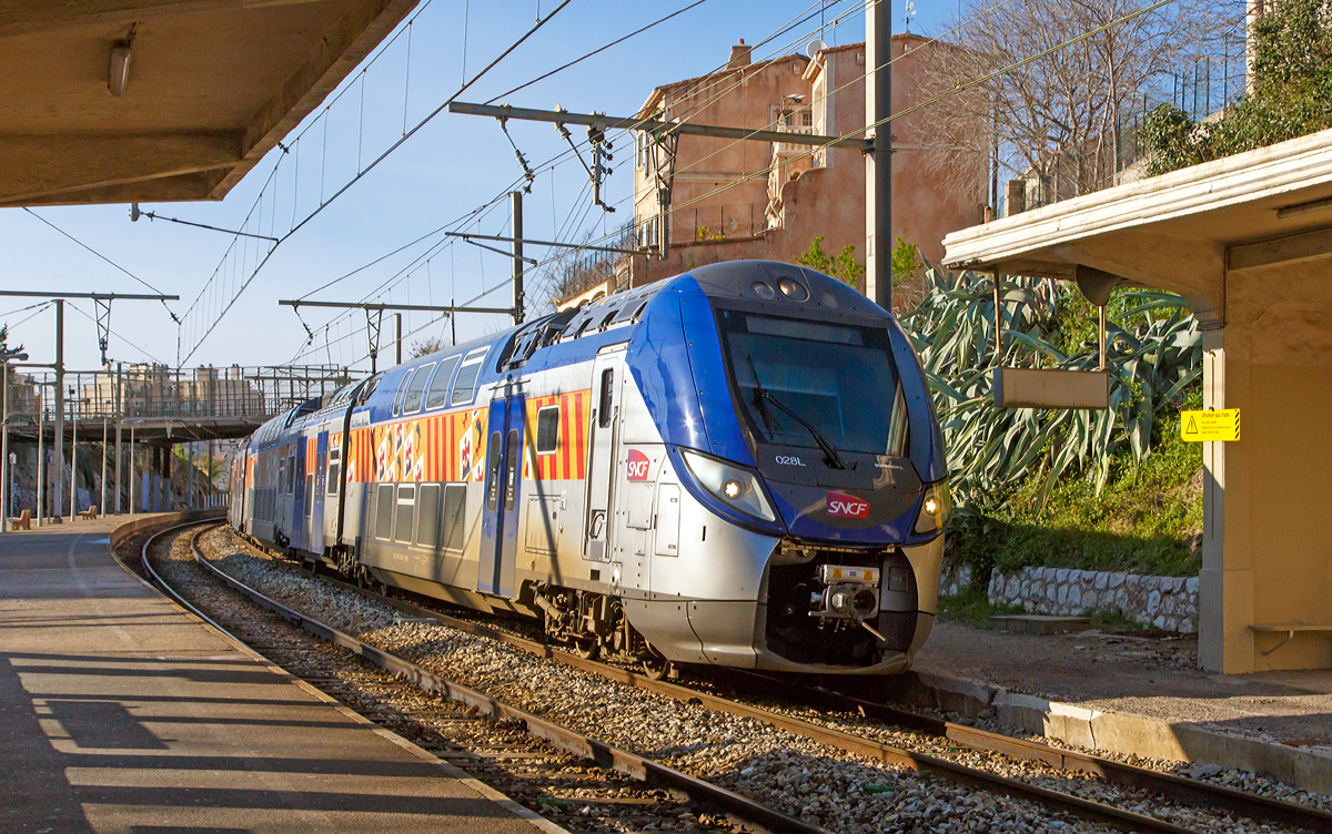 Der Bombardier - Rgio2N Triebzug (Rame) 028L (Endwagen Z 55555/56) ein achtteiliger elektrischer Doppelstocktriebzug vom Typ Bombardier OMNEO der SNCF / TER Provence-Alpes-Cte d'Azur fhrt am 26.03.2015 durch den Bahnhof Marseille-Blancarde. 

An dem Nachsetzbuchstaben kann am auch die Triebzugzusammenstellung erkennen: 
L = Longue (Lang): achtteilig, 109,910 m lang, besteht aus einem ein- und doppelstckigen Endwagen und aus je drei ein- und zweigeschossigen (kurz oder lang) Mittelwagen;  
C = Courte (Kurz): sechsteilig, 80,945 m oder 82,695 m lang
M = Moyenne (Mittel): siebenteilig, 94,975 m lang
EL = Extra Longue (Extra Lang): zehnteilig, 135,375 m lang

Weitere Beschreibung der Triebzge vom Typ Rgio2N unter:  http://hellertal.startbilder.de/bild/deutschland~museen-und-ausstellungen~inno-trans-2014/378469/der-sncf-rgio2n-009l-baureihe-z.html 