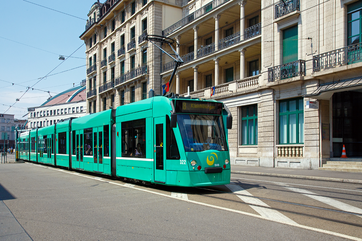 Der BVB Motorwagen Be 6/8 – 322, ein siebenteiliger Siemens Combino Niederflur-Gelenktriebwagen, erreicht am 07.06.2015, als Linie 7 (Weil am Rhein – Neuweilerstrasse), die Haltestelle Basel Bahnhof SBB.

Das Fahrzeug ist ein siebenteiliger Gelenkmotorwagen, bestehend aus einem Kopfmodul mit Triebfahrwerk, gefolgt von einem Mittelmodul, Lauffahrwerk-Modul, Mittelmodul, Triebfahrwerkmodul, Mittelmodul, Endmodul mit Triebfahrwerk. Entwickelt und gebaut wurden sie von Siemens Duewag Schienenfahrzeuge GmbH in Krefeld. Von den Be 6/8 sind 28 Wagen im Einsatz. 

Der Wagen ist 100% niederflurig und aus Aluminiumprofilen gefertigt. Der Antrieb geschieht ber Drehstrom-Asynchronmotoren. Diese moderne Antriebsart ermglicht es, Bremsenergie in die Fahrleitung zurckzuspeisen. Wegen der fr Basel typischen Weichensteuerung liegt der Stromabnehmer auf dem vordersten Modul. Die Fahrzeuge sind mit Klimaanlage ausgerstet und verfgen zur Lrmminderung ber eine Spurkranzschmierung der ersten Achse. Auf den Einbau von Videogerten gegen Vandalismus wurde (vorerst noch) verzichtet. Der Basler Combino verkehrt stets als Alleinfahrer. Dank einem Vertrag mit dem Hersteller betreffend Ersatzteillieferung konnte auf eine (teure) Ersatzteillagerung verzichtet werden.

Das neue Fahrzeug lutete eine neue Epoche bei den BVB ein: Erstmals fuhr ein vollstndig niederfluriges Tram. Dank breiten Tren und fehlenden Einstiegsstufen erhoffte man sich eine krzere Aufenthaltsdauer an Haltestellen. Nach den ersten Jahren Betrieb hat sich gezeigt, dass die Verfgbarkeit der Fahrzeuge noch nicht so optimal ist wie erwnscht, dass der Rad- und Schienenverschlei deutlich grsser ist als angenommen und dass erhoffte Fahrplanverbesserungen auch wegen reger Benutzung durch Kinderwagen nicht realisiert werden konnten. Die Laufeigenschaften entsprechen naturgem denen eines Zweiachsfahrzeugs - zumindest bis vor der Sanierung - und erreichen nicht den Komfort eines Wagens mit Drehgestellen. Die elektronische Liniennummer- und Fahrzielanzeige ist bei Sonneneinstrahlung schlecht lesbar, weshalb unter der Frontscheibe eine zustzliche, herkmmliche Tafel mit der Liniennummer mitgefhrt werden muss.

Im Sommer 2003 mussten notfallmssig und berraschenderweise alle Fahrzeuge berholt werden, weil es zu unvorhergesehenen Rissbildungen im Gelenkbereich gekommen war. 

Technische Daten von dem Be 6/8 der BVB:
Inbetriebnahme: 2001-2002
Anzahl der Fahrzeuge:  28
Spurweite: 1.000 mm
Achsformel: Bo'2'Bo'Bo' (Be 6/8)
Lnge ber alles:  42.860 mm
Grte feste Breite:  2.300 mm
Grte feste Hhe:  3.710 mm
Hhe Wagenboden ber Schiene:  300-360  mm
Achsabstand: 1.800 mm
Triebraddurchmesser : 600 mm
Dienstgewicht:  47.868 kg
Sitzpltze: 90
Stehpltze: 163
Hchstgeschwindigkeit:  65 km/h
Motoren:  6 Stck S-E ITB1422-0GA03 2  136 PS
